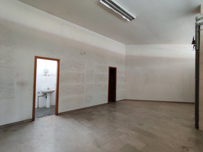 Negozio vetrinato 420 mq in vendita a Udine, viale delle Ferriere