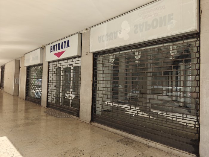 Negozio ampiamente vetrinato in posizione angolare a Udine, viale Ungheria