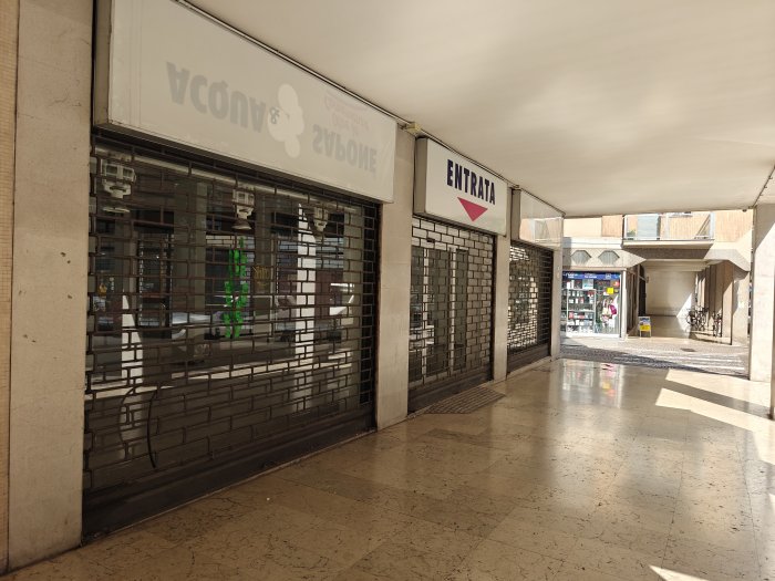 Negozio ampiamente vetrinato in posizione angolare a Udine, viale Ungheria