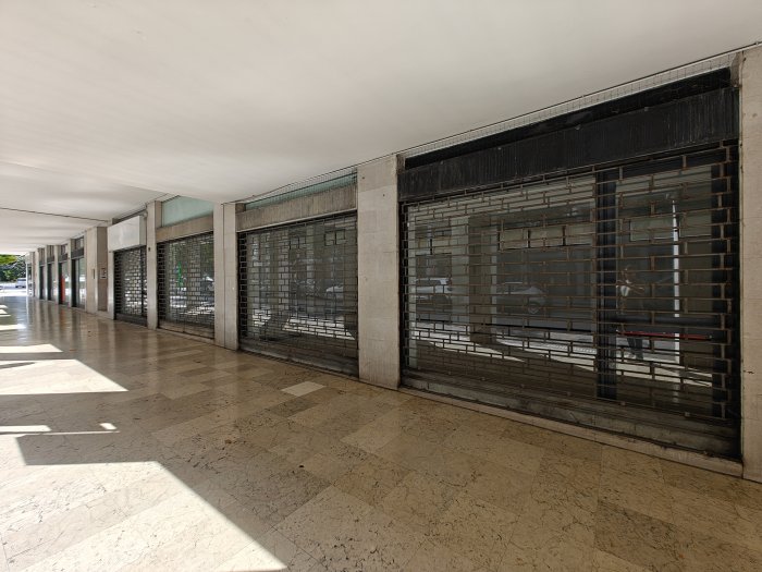 Negozio ampiamente vetrinato in posizione angolare a Udine, viale Ungheria