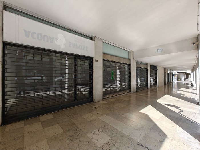 Negozio ampiamente vetrinato in posizione angolare a Udine, viale Ungheria