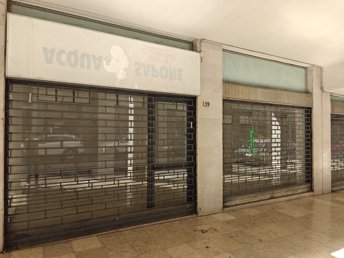 Negozio ampiamente vetrinato in posizione angolare a Udine, viale Ungheria