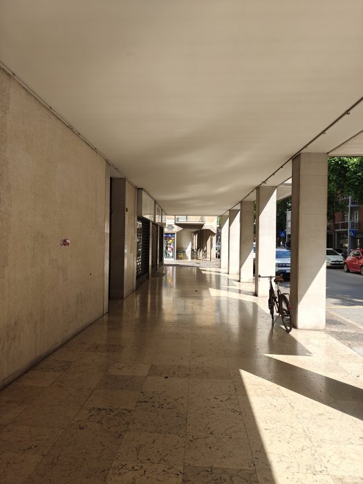 Negozio ampiamente vetrinato in posizione angolare a Udine, viale Ungheria