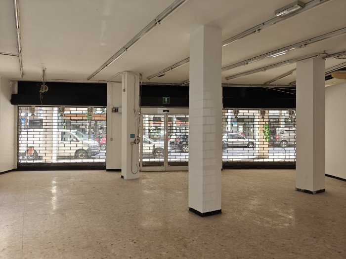 Negozio ampiamente vetrinato in posizione angolare a Udine, viale Ungheria