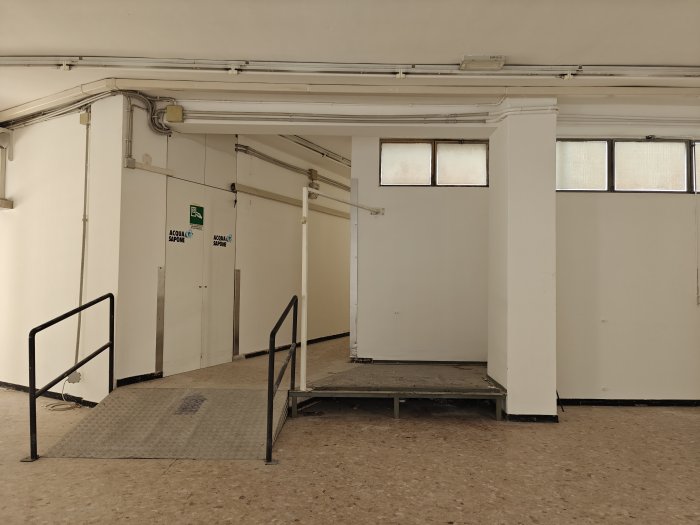 Negozio ampiamente vetrinato in posizione angolare a Udine, viale Ungheria