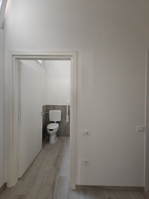 Negozio ampiamente vetrinato in posizione angolare a Udine, viale Ungheria