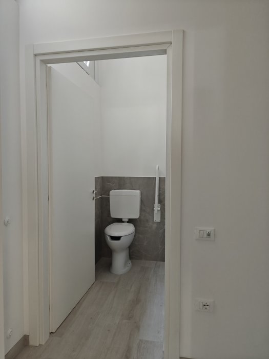 Negozio ampiamente vetrinato in posizione angolare a Udine, viale Ungheria