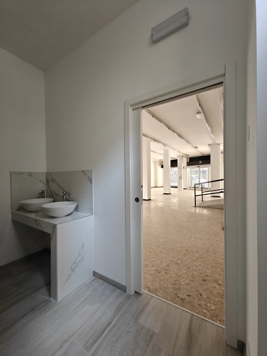 Negozio ampiamente vetrinato in posizione angolare a Udine, viale Ungheria