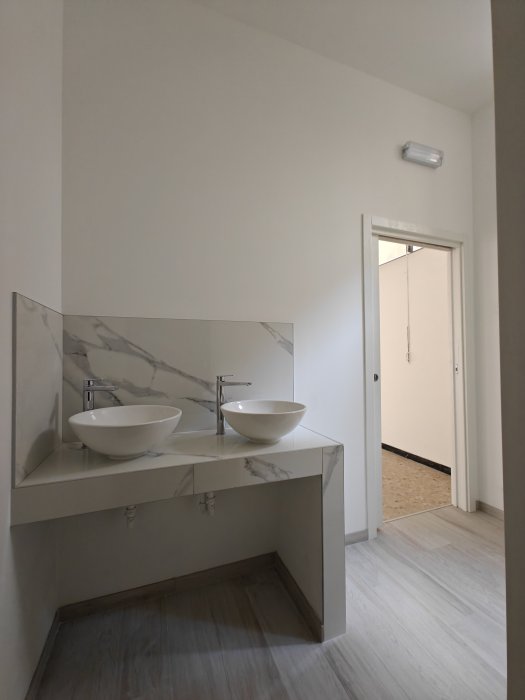 Negozio ampiamente vetrinato in posizione angolare a Udine, viale Ungheria