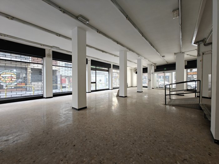 Negozio ampiamente vetrinato in posizione angolare a Udine, viale Ungheria
