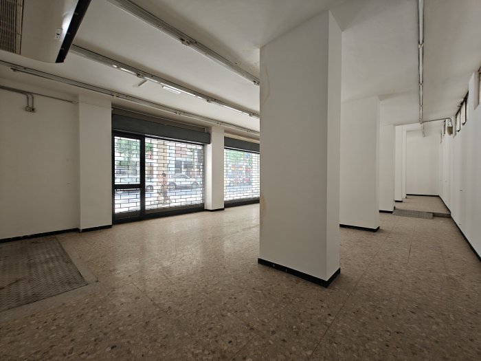 Negozio ampiamente vetrinato in posizione angolare a Udine, viale Ungheria