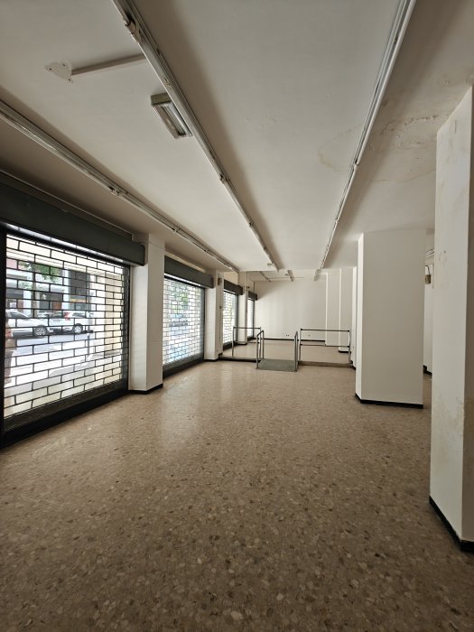 Negozio ampiamente vetrinato in posizione angolare a Udine, viale Ungheria