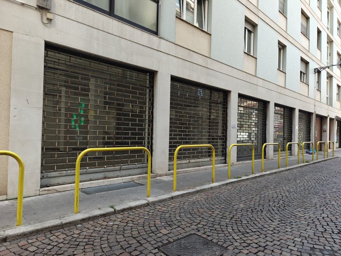 Negozio ampiamente vetrinato in posizione angolare a Udine, viale Ungheria