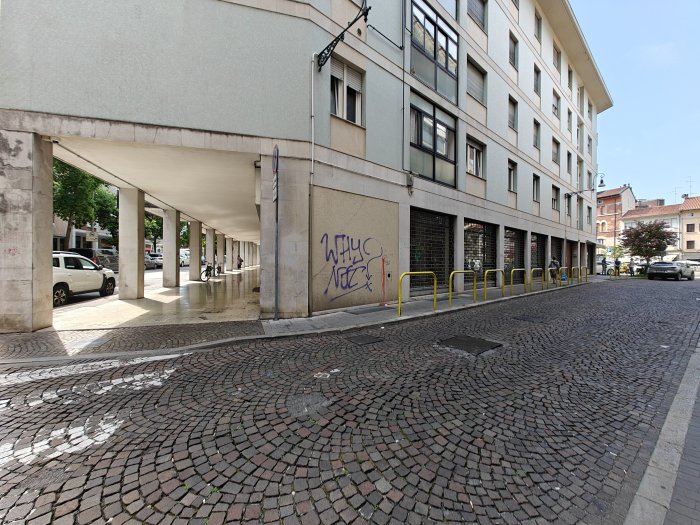 Negozio ampiamente vetrinato in posizione angolare a Udine, viale Ungheria