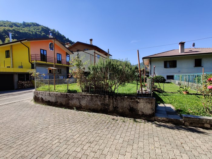 Villetta bicamere con giardino in bifamiliare a Taipana
