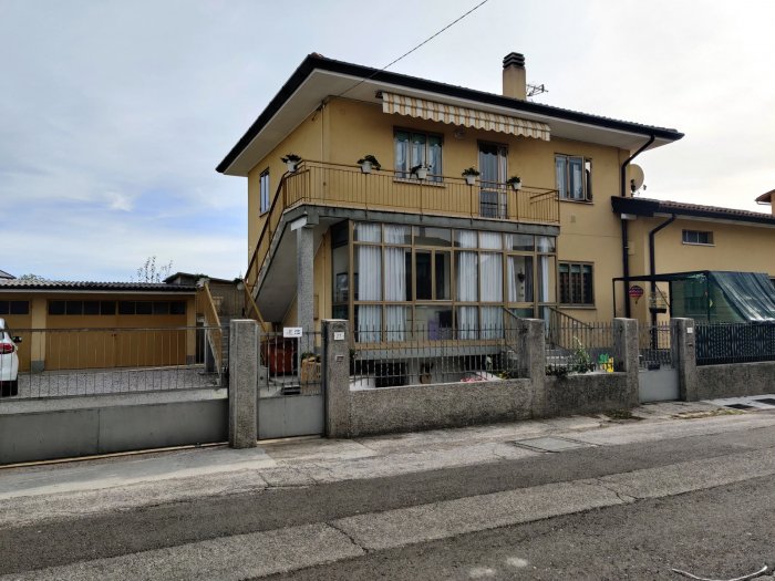 Villetta bifamiliare con 2 appartamenti bicamere e giardino in vendita a Cavalicco
