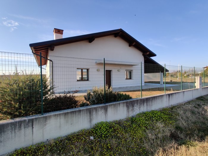 Recente villa singola con giardino in vendita a Pasian di Prato, via Campoformido