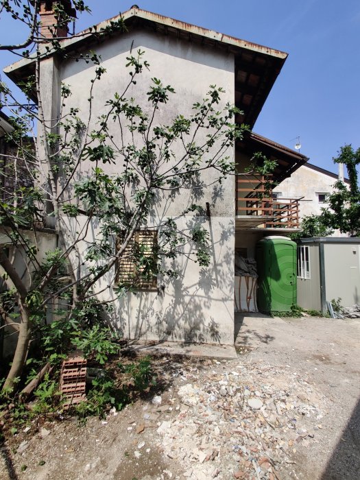 Casa indipendente tricamere, da ristrutturare, con corte privata a Udine Nord, località Rizzi