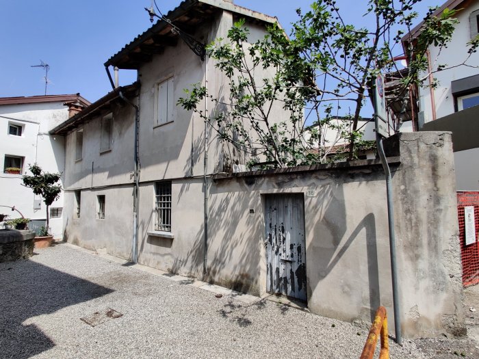 Casa indipendente tricamere, da ristrutturare, con corte privata a Udine Nord, località Rizzi