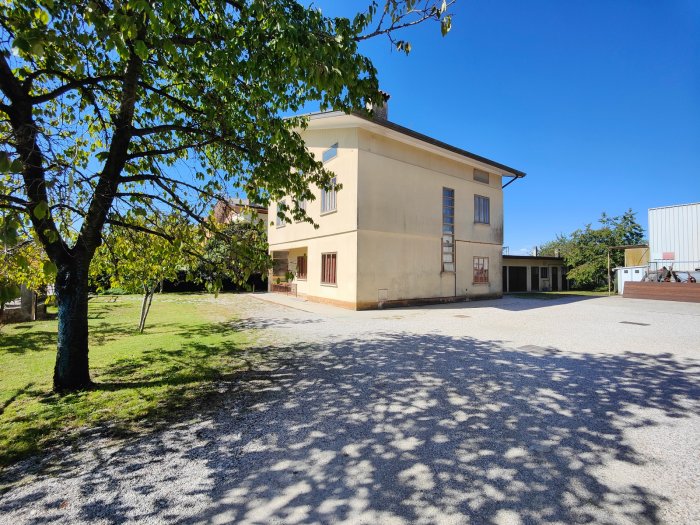 Villa singola quadricamere con giardino in vendita a Corno di Rosazzo
