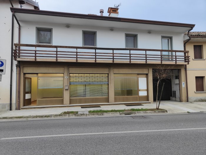 Negozio vetrinato di 60 mq in vendita a Pavia di Udine, fraz. Percoto, via Aquileia