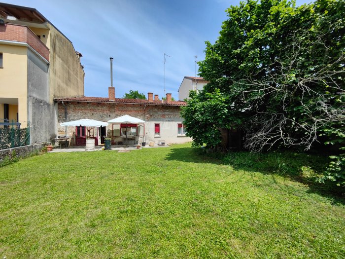 Casa in linea bicamere con giardino privato a Udine, via Valeggio