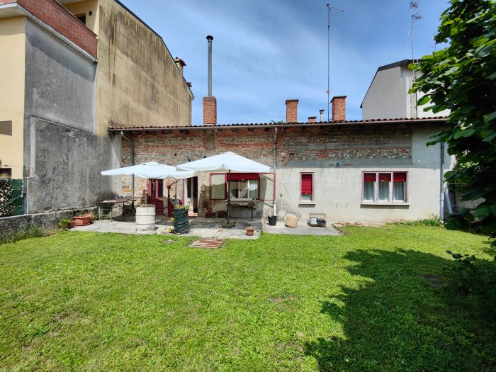 Casa in linea bicamere con giardino privato a Udine, via Valeggio