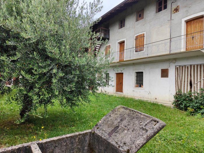 Casa rurale indipendente con ampio giardino in vendita a Raschiacco